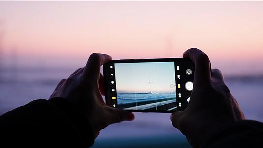 4K新疆用手机拍摄风力发电视频的预览图