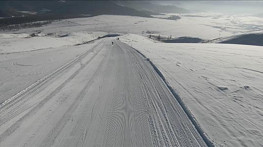 4K新疆雪地滑雪视频的预览图