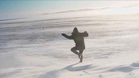 4K新疆在雪地上跳跃视频的预览图
