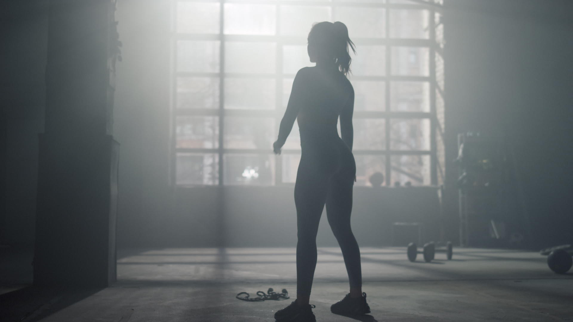 在体育俱乐部做伸展运动的健身女性视频的预览图