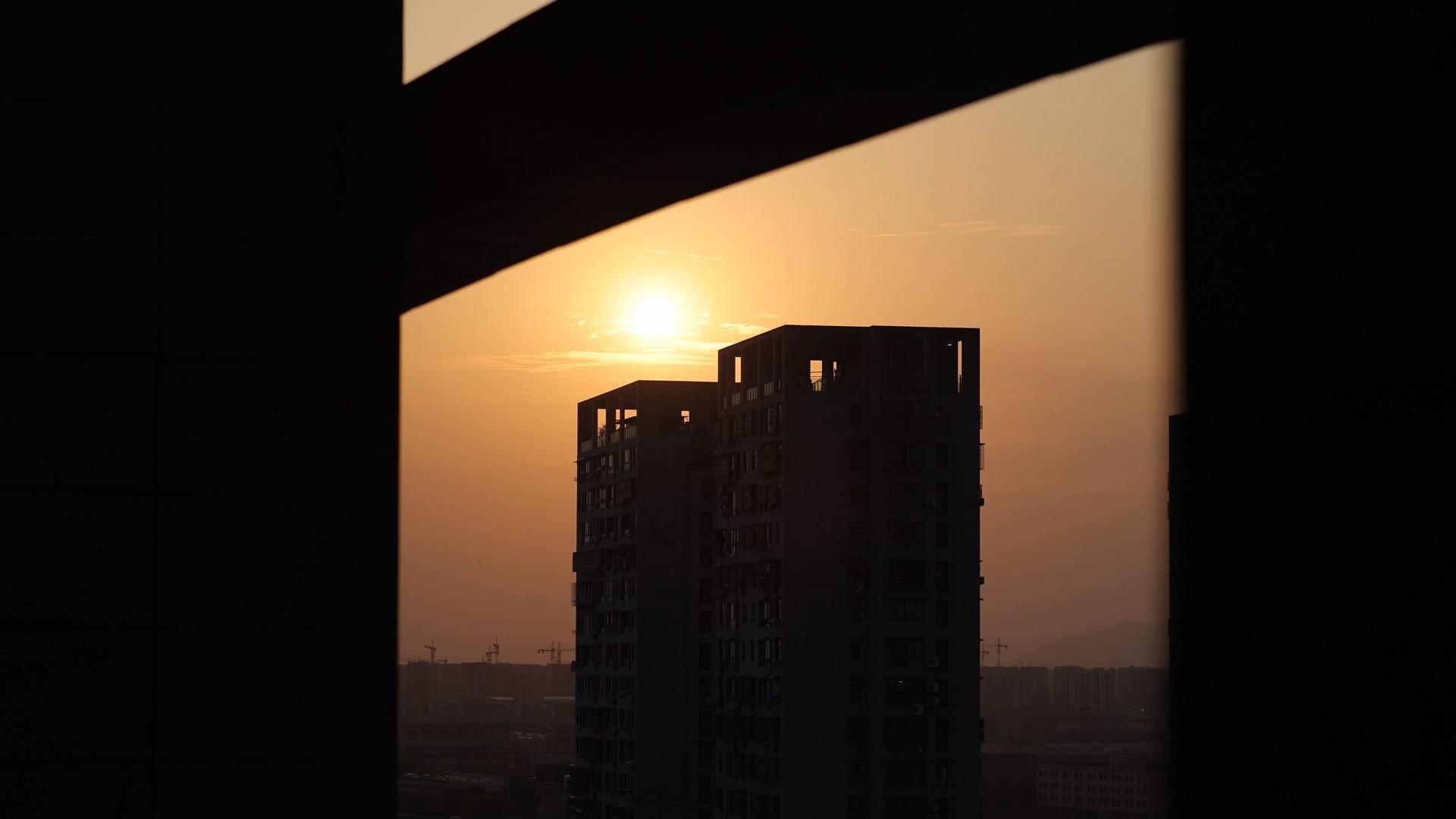 4K夕阳在高楼定镜头视频的预览图
