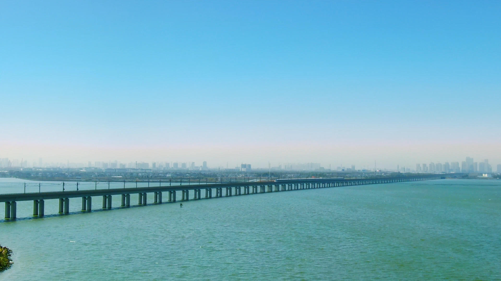 阳澄湖上最美高铁航拍视频的预览图