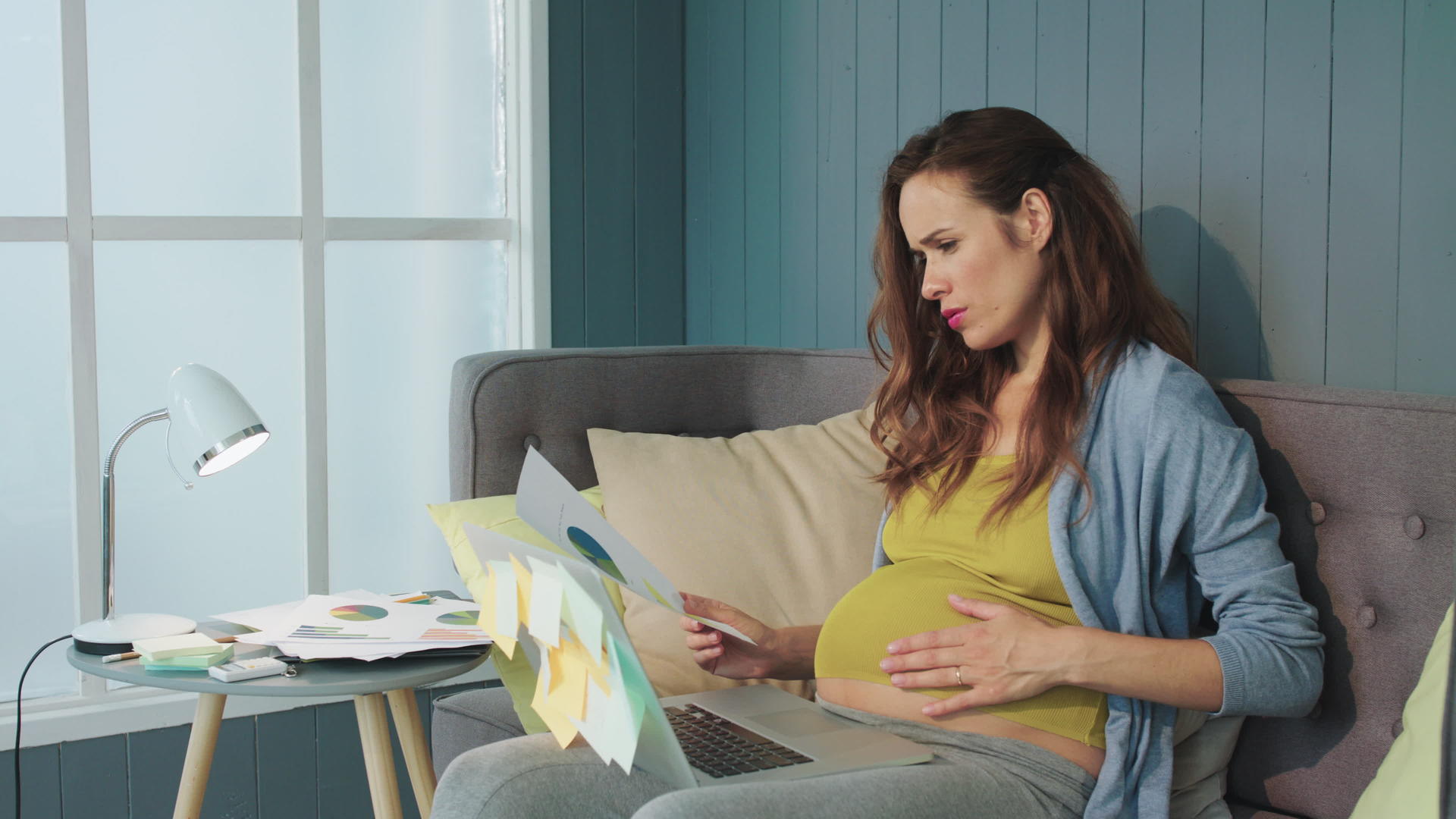 孕妇在家工作视频的预览图