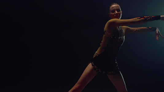 艺术体操女运动员表演体操技巧视频的预览图