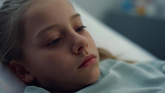 生病的女孩独自躺在病床上视频的预览图