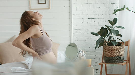 孕妇早起后腰痛视频的预览图