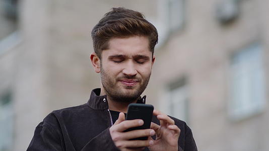 男人在户外用手机聊天视频的预览图