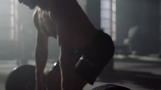 肌肉男在健身房举重视频的预览图