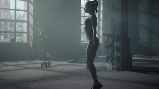女运动员在健身房跳绳有氧运动视频的预览图