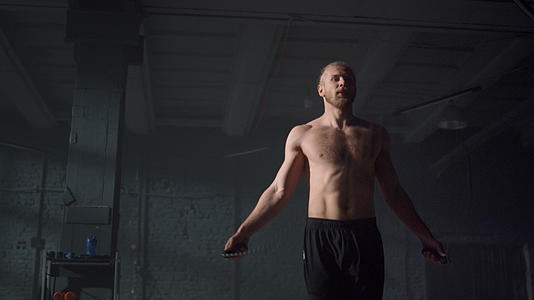 男人在健身房跳绳训练视频的预览图