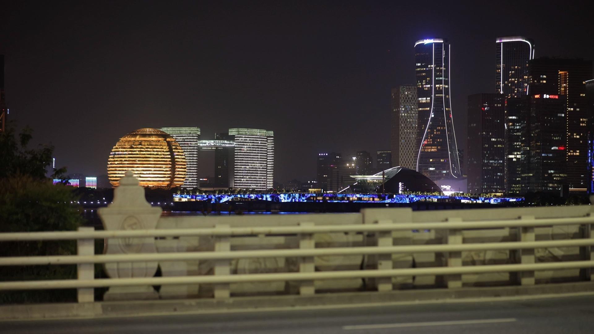 4K杭州亚运场馆门口隔江对望CBD视角视频的预览图