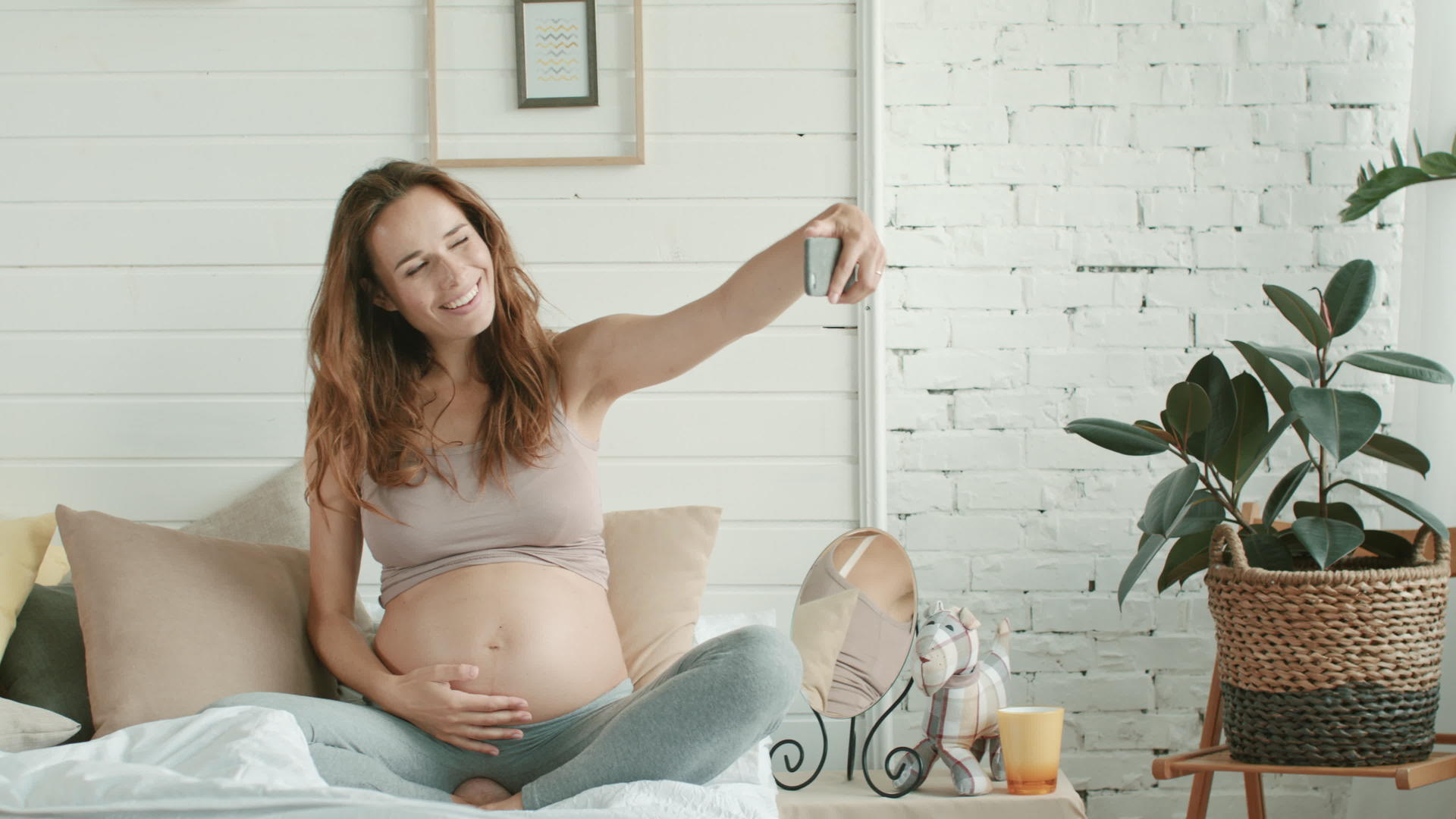孕妇早起后用手机拍照视频的预览图