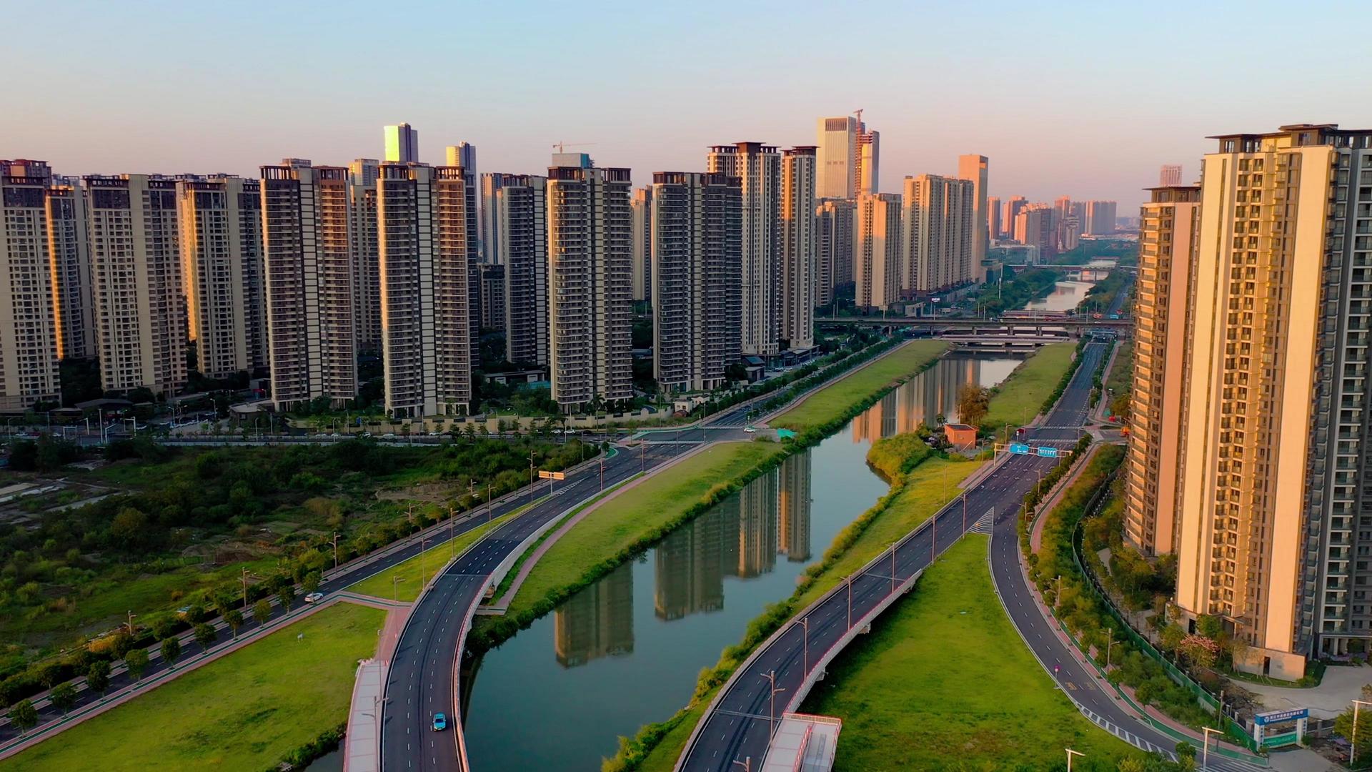 4K航拍标志建筑沐浴阳光城市风景视频视频的预览图