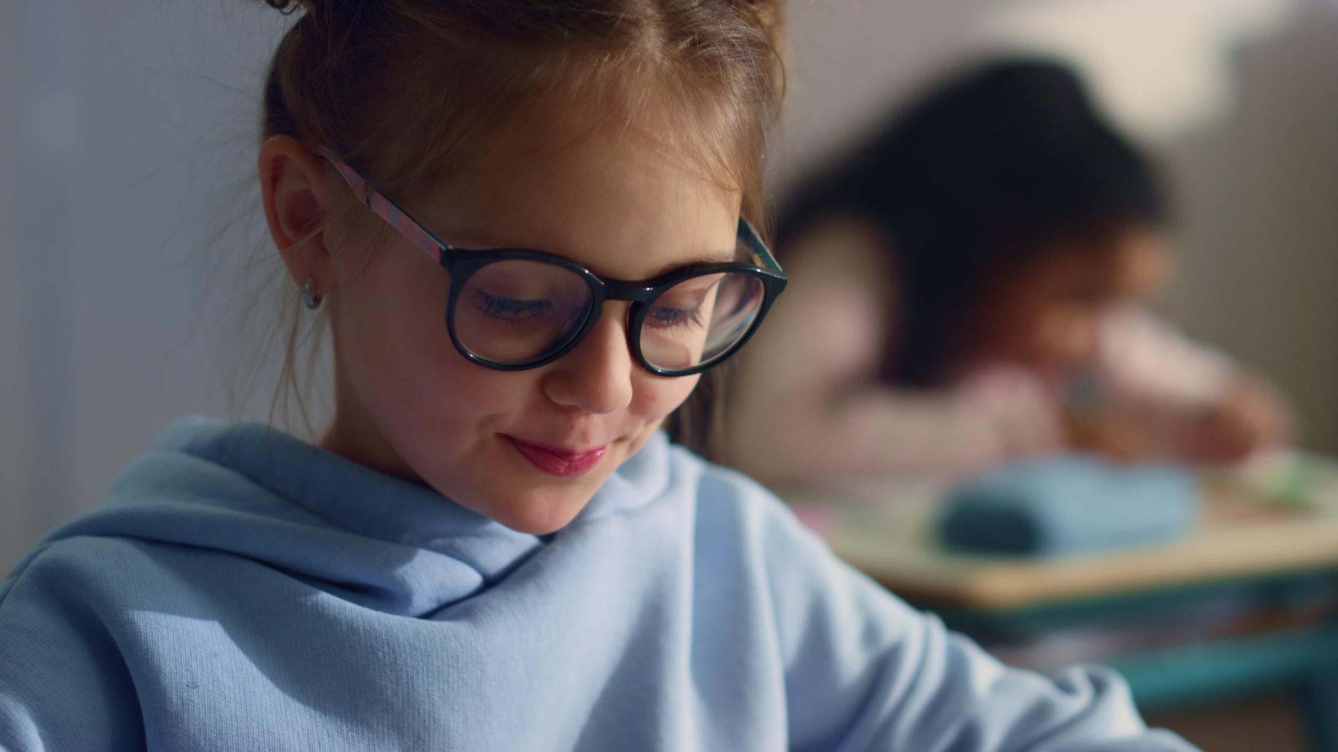 戴眼镜的小女孩在学校学习视频的预览图