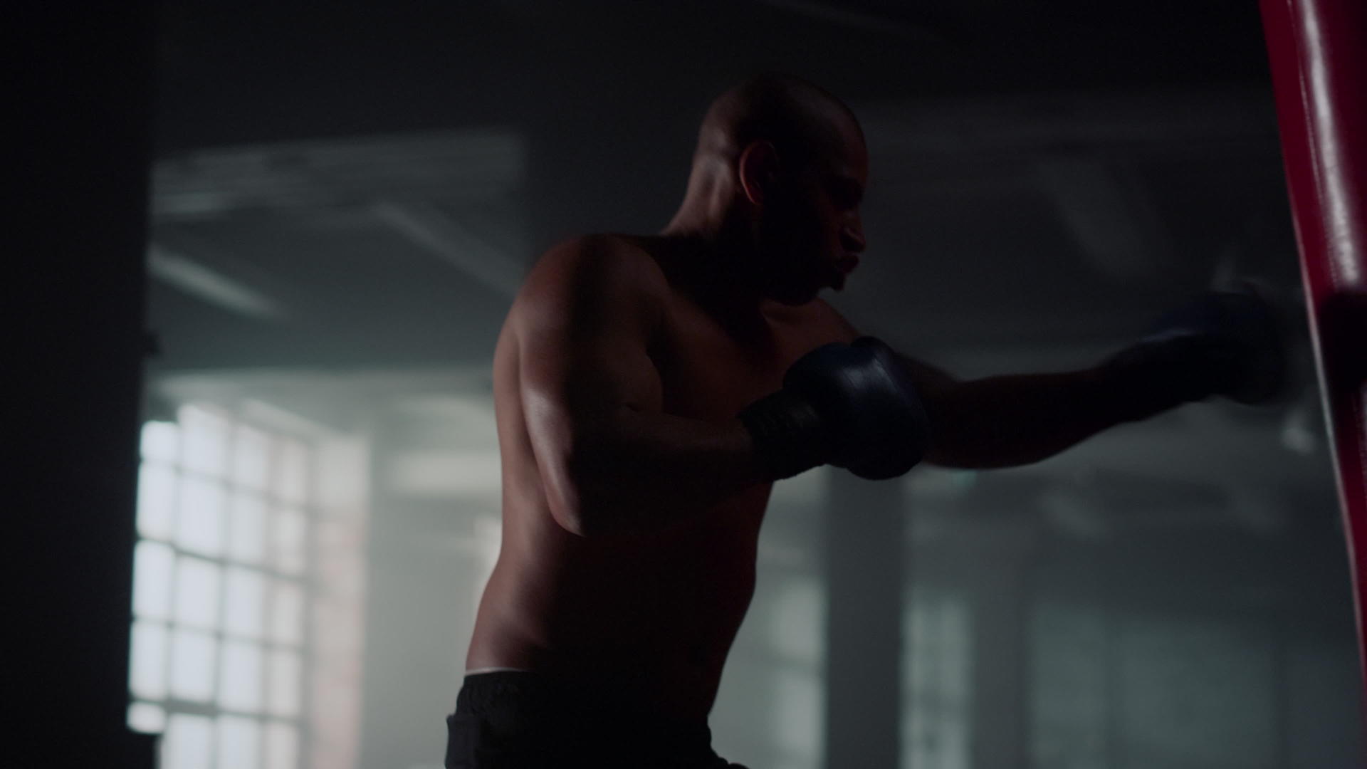 男拳击手踢沙袋视频的预览图