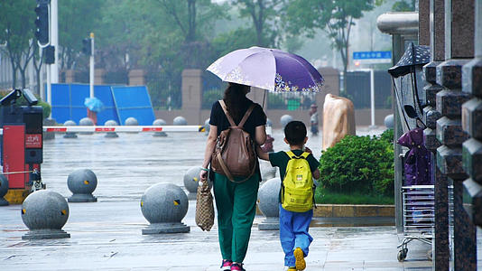 升格雨中撑伞的妈妈母子母爱家庭陪伴温馨背影亲子时光视频的预览图