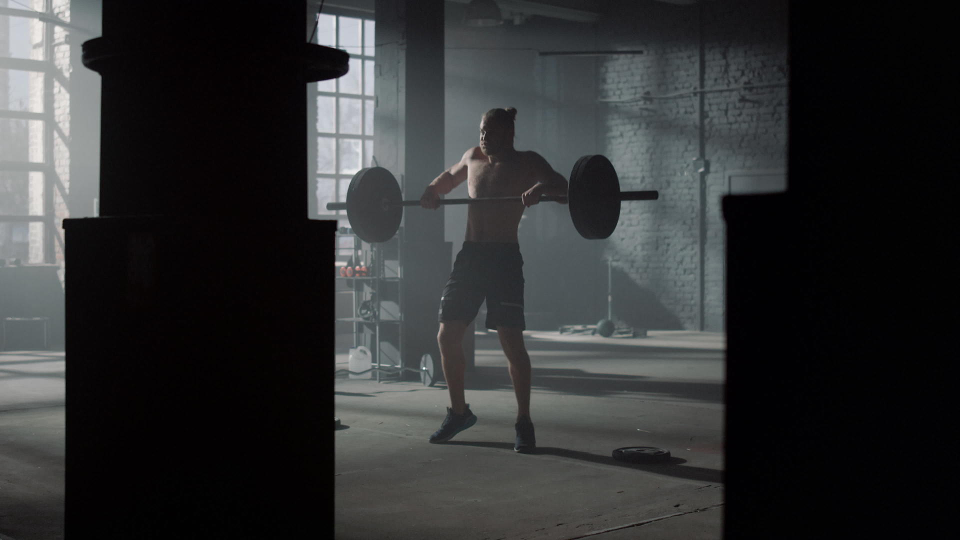 举重运动员在健身房做举重运动视频的预览图