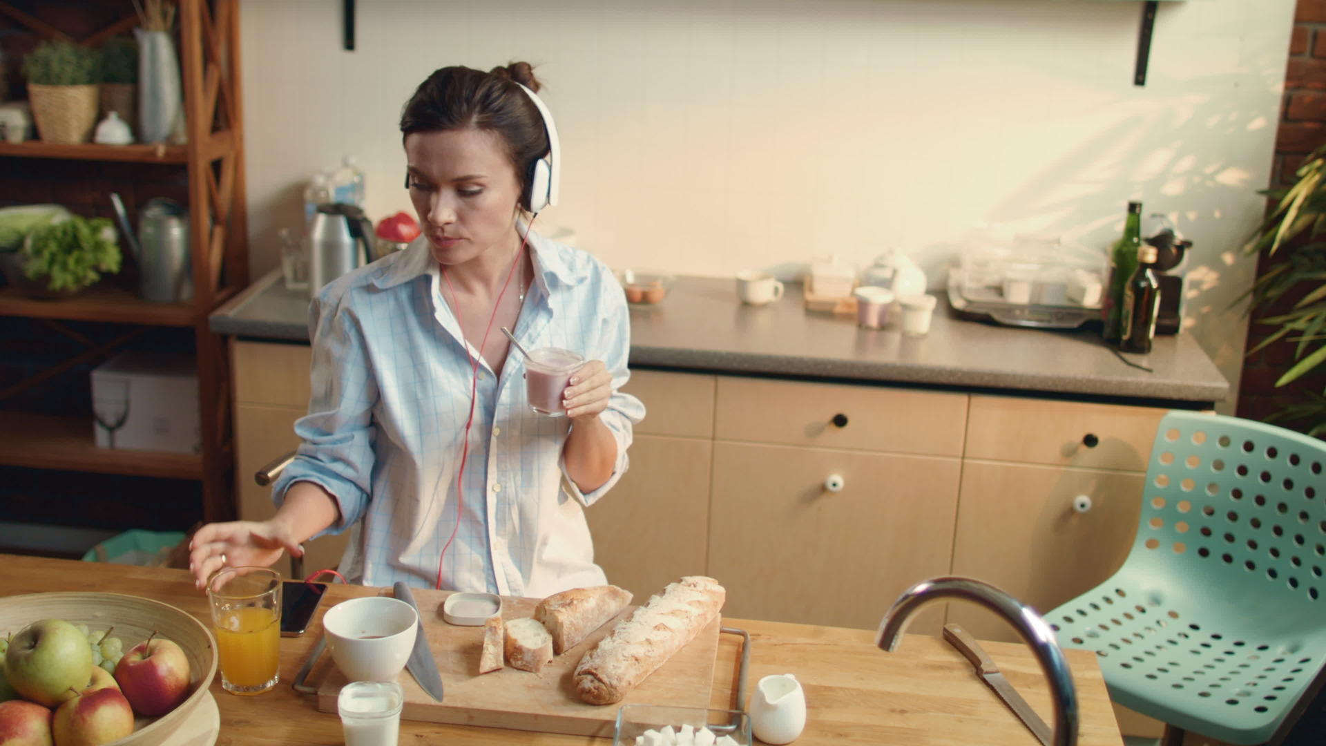 女人在家生活听音乐做早餐视频的预览图