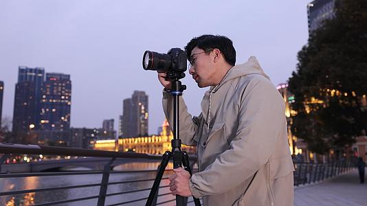 拍摄城市风光的摄影师视频的预览图