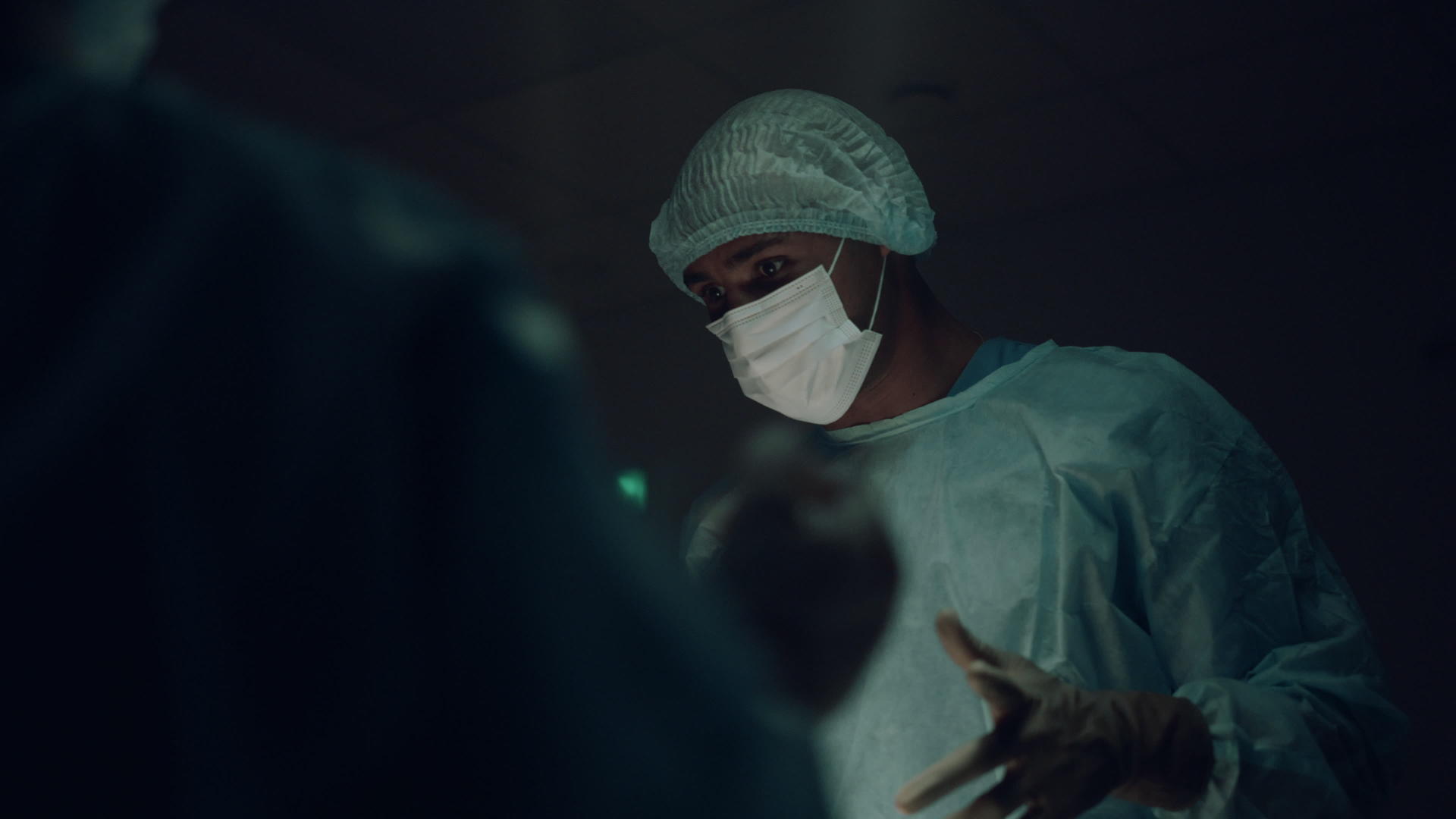 男性外科医生在手术室交流准备手术治疗视频的预览图