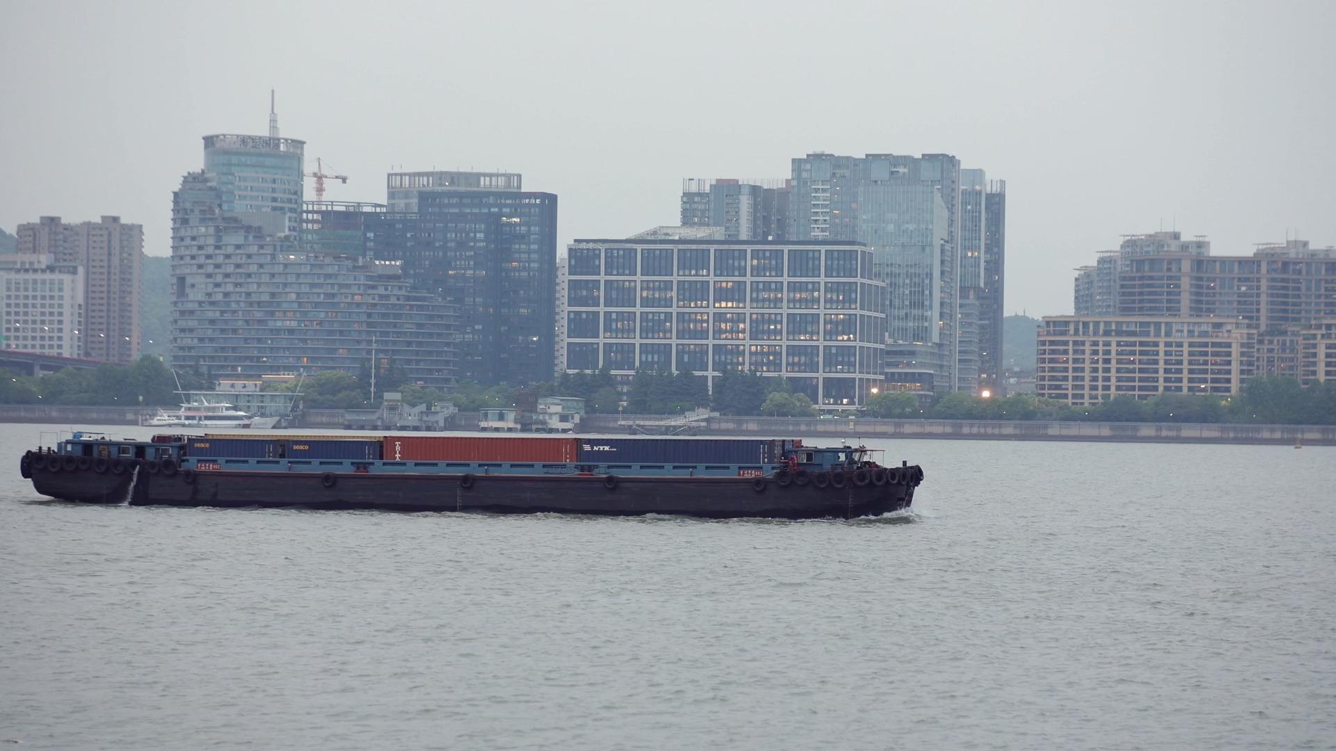 2个钱塘江上大小货轮视频的预览图
