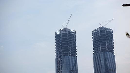 2个在建高楼视频的预览图
