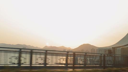 落日下+跨江大桥上行驶视角视频的预览图