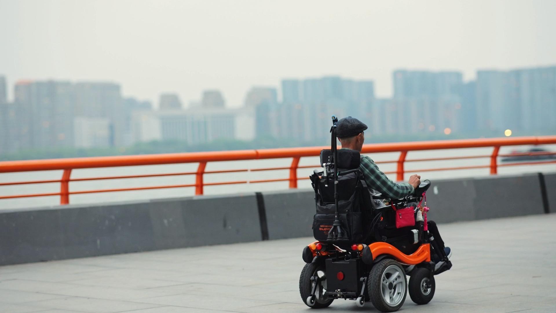升格电动轮椅出行的老人视频的预览图