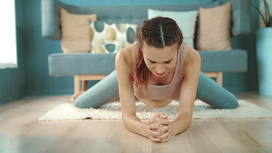 孕妇在客厅做瑜伽视频的预览图
