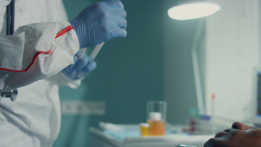 护士从防护服手套感染科取出口腔拭子进行会计检测视频的预览图