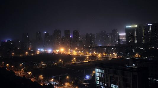 一直闪电的城市夜晚视频的预览图