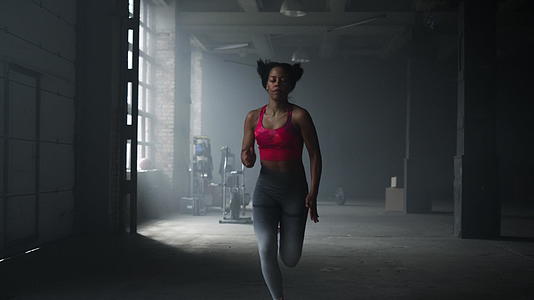 健身女性在健身房慢跑视频的预览图