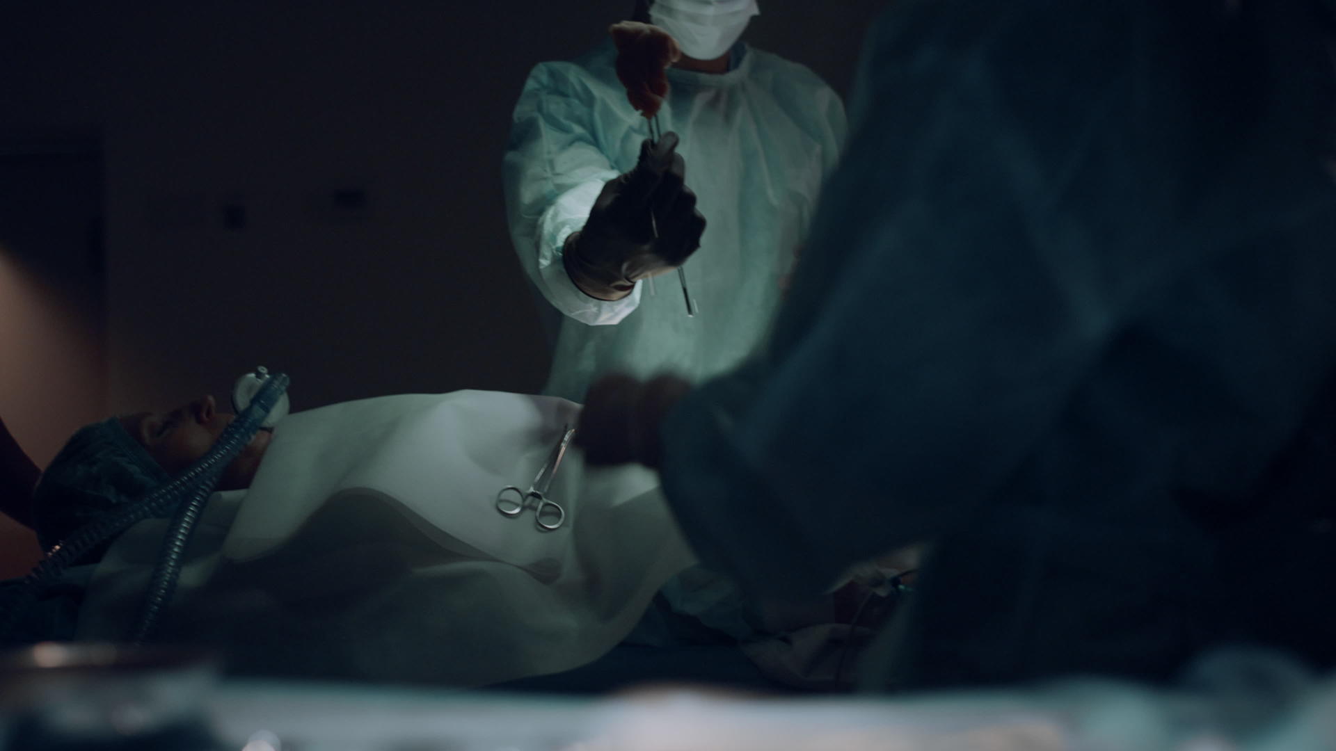 手术室的专业外科医生视频的预览图