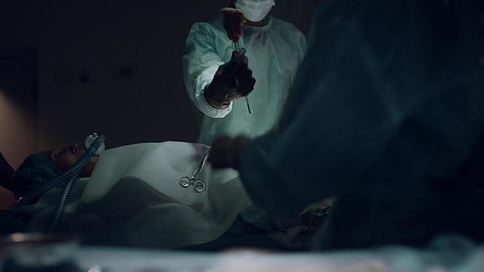 手术室的专业外科医生视频的预览图