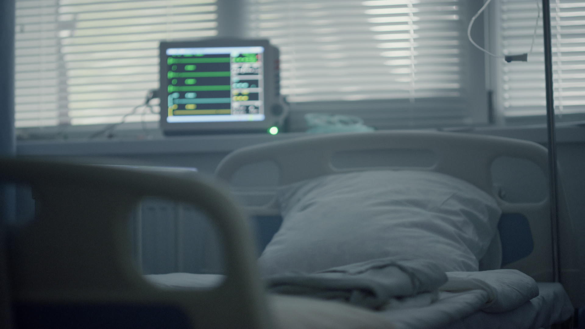 病床前的心电图监视器视频的预览图