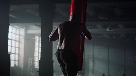 强壮的男拳击手在沙袋上锻炼视频的预览图