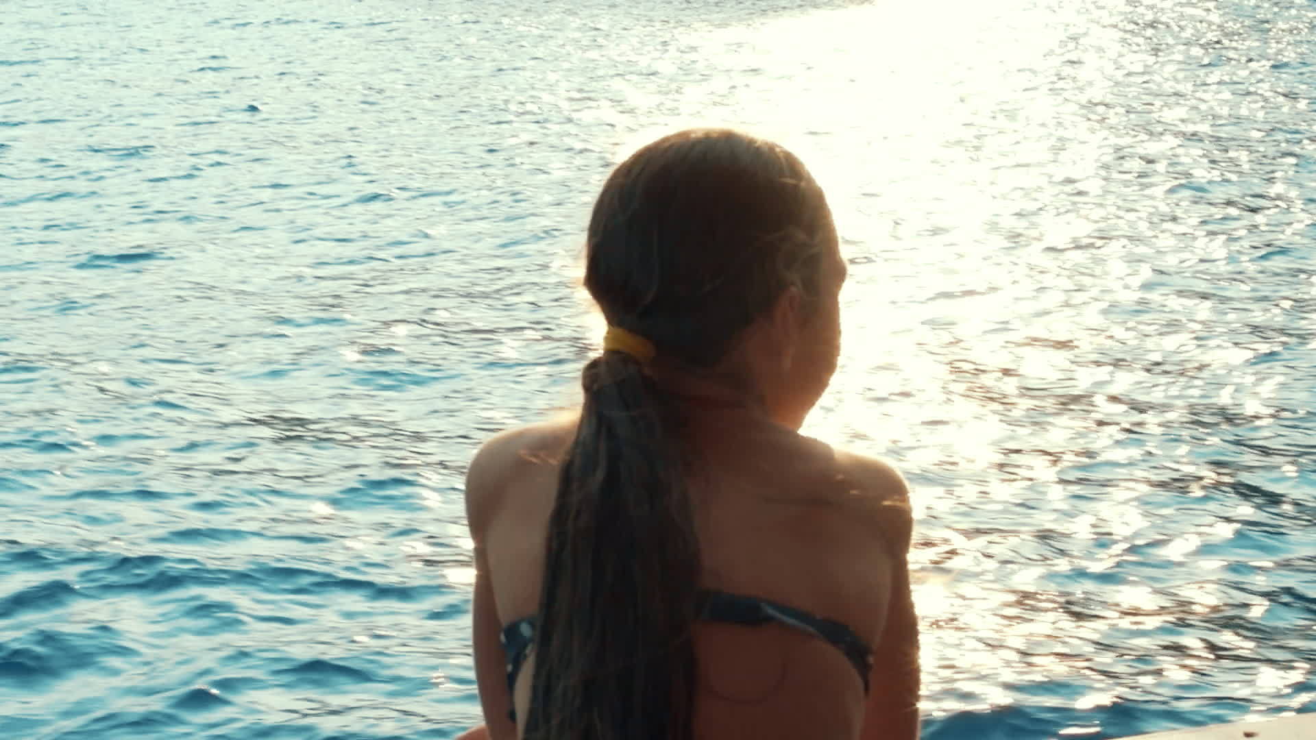 小女孩暑假在海边度假视频的预览图