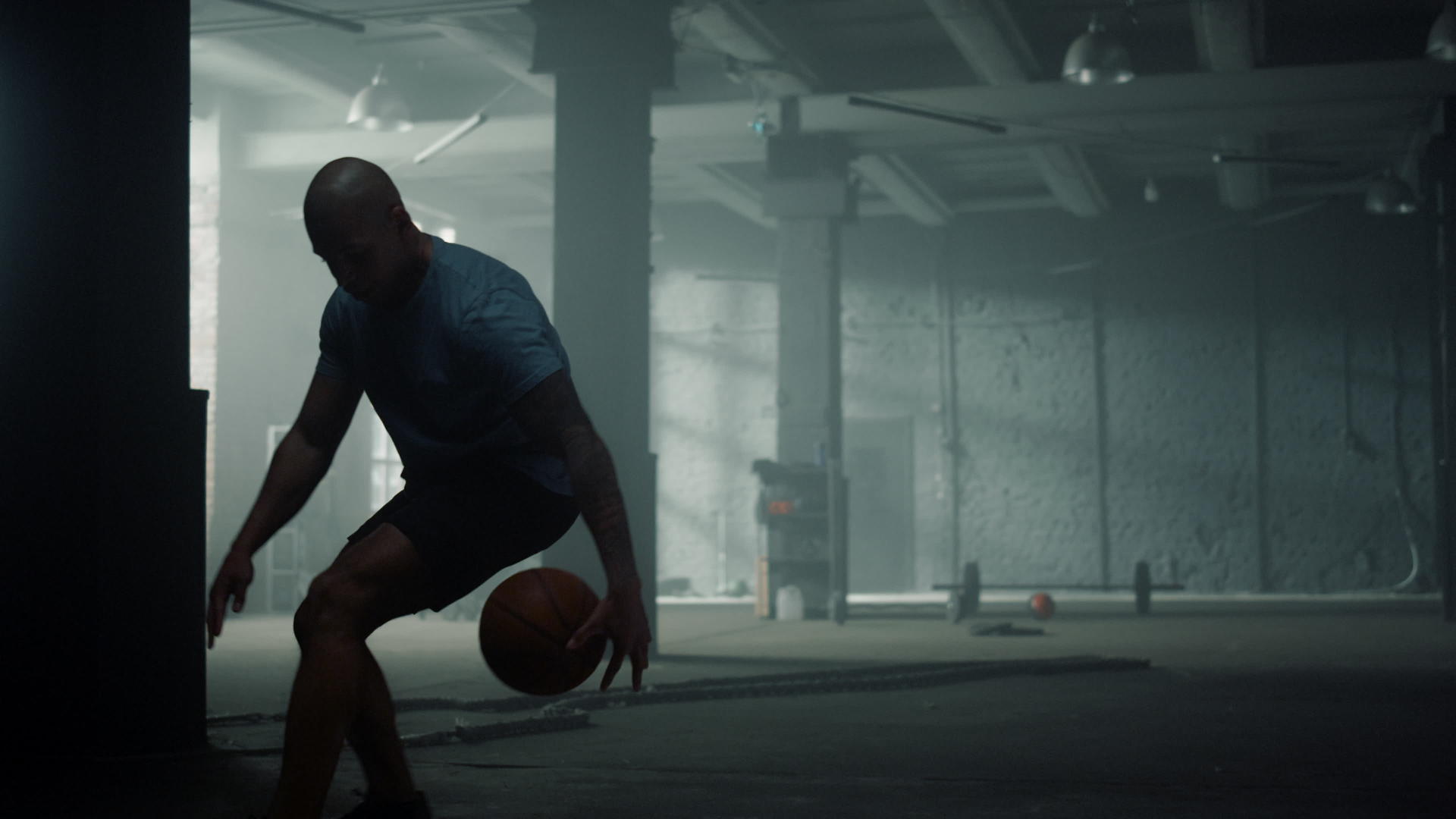 篮球运动员在体育俱乐部打球和运球视频的预览图