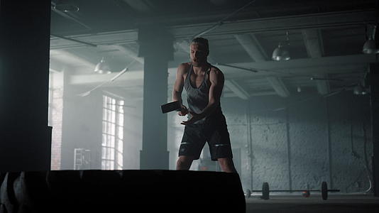 肌肉男性用锤子进行健身力量训练视频的预览图