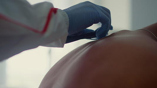医生在感染科用听诊器特写患者的身体视频的预览图