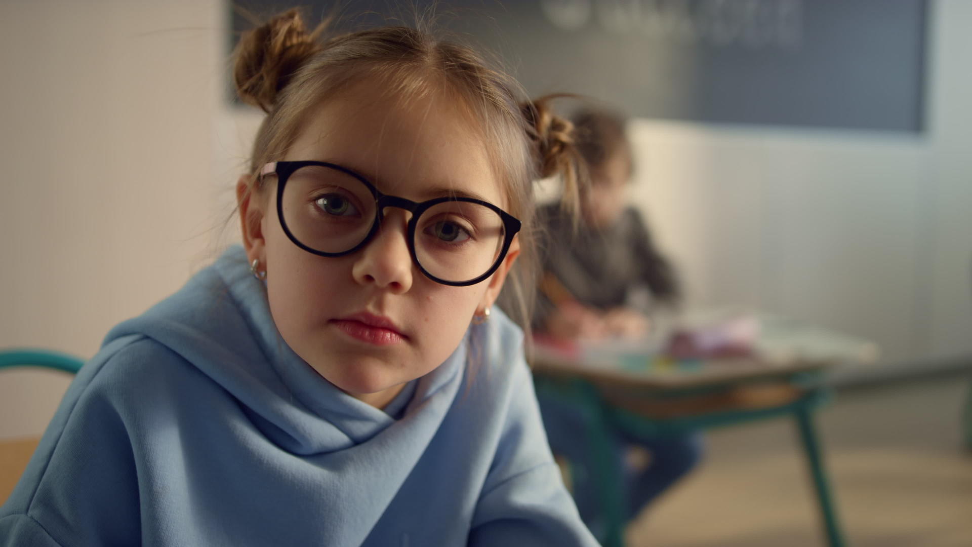 可爱的小女孩戴着眼镜在学校严肃地面对镜头视频的预览图