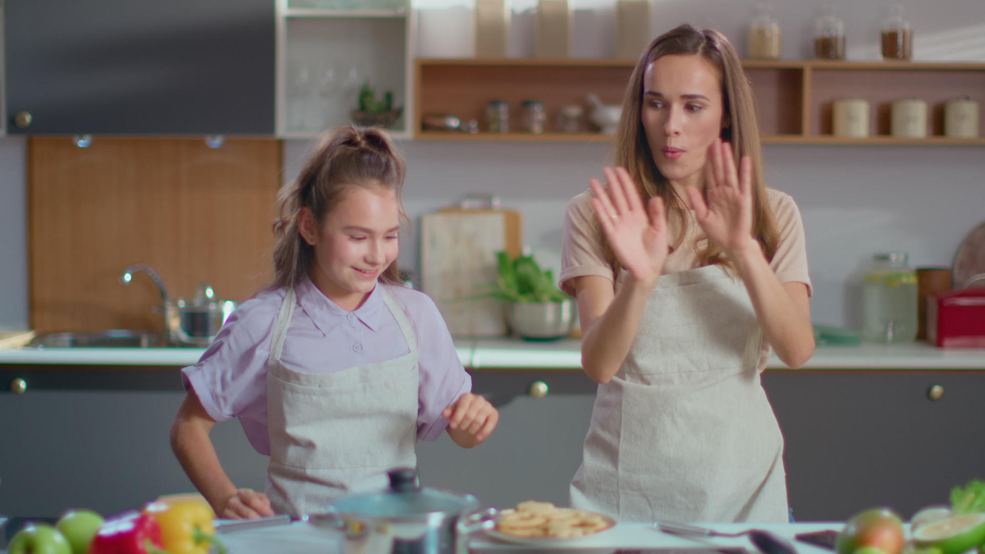 妈妈和孩子们在家快乐地做美味的食物视频的预览图
