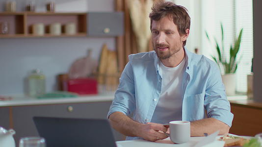 男人在家生活工作时喝咖啡视频的预览图