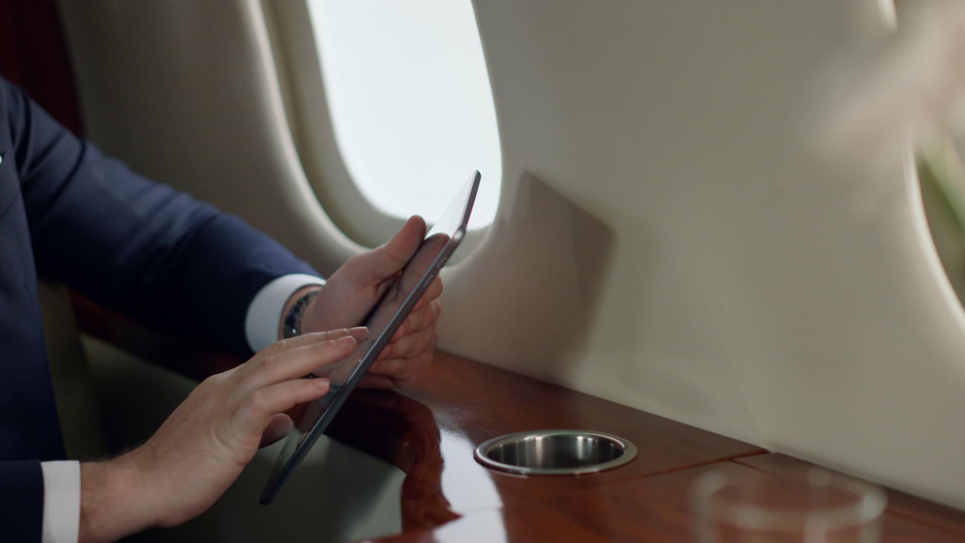 男性白领在私人飞机上用平板电脑工作视频的预览图