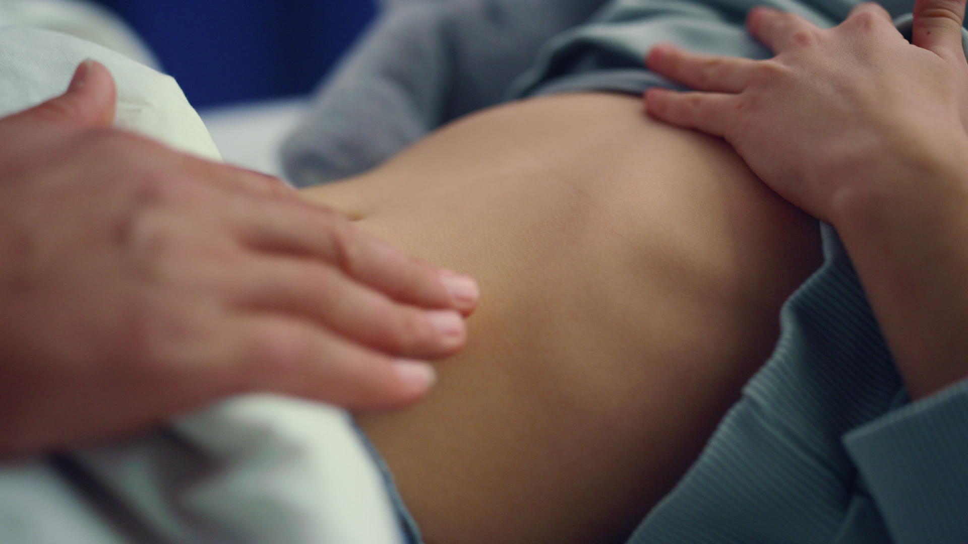 医生的手在医院病房特写检查生病的小女孩的胃视频的预览图