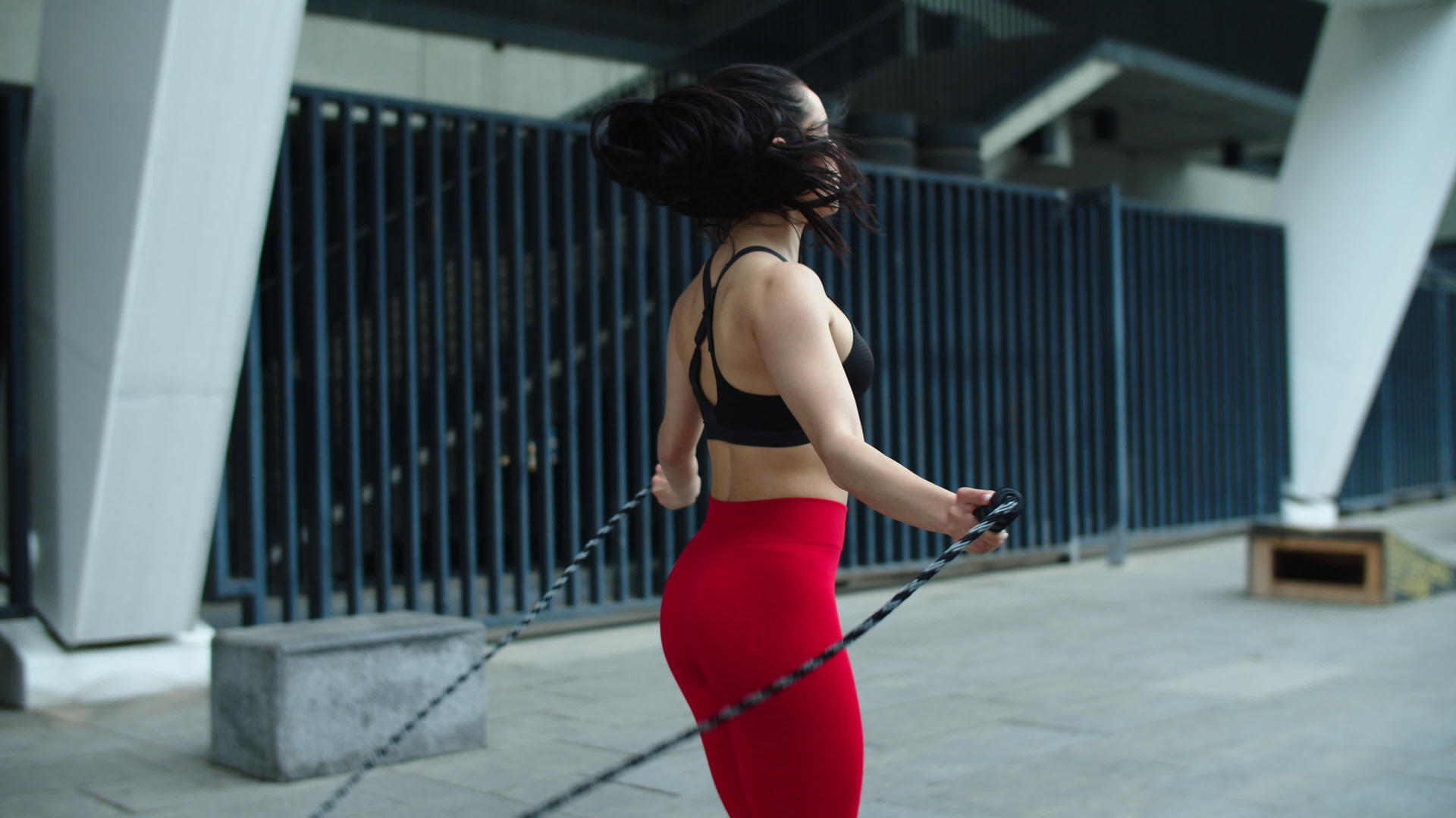 年轻女性在户外锻炼和健身视频的预览图