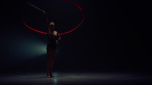 艺术体操运动员用丝带展示技巧视频的预览图