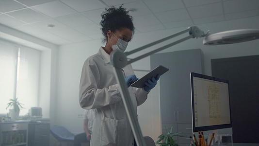 女医生在平板电脑上查看患者数据视频的预览图