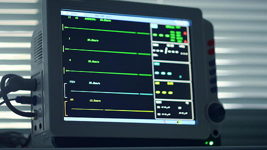 重症监护室的特写心率监测设备显示没有生命体征视频的预览图