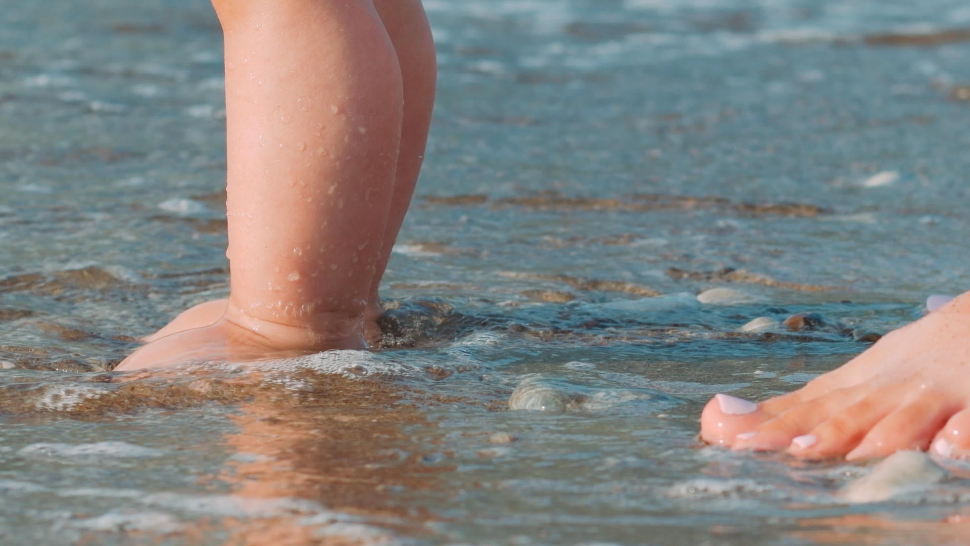婴儿在海滩上玩耍腿部特写视频的预览图